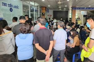 Người bệnh chờ lấy thuốc ở Bệnh viện Mắt vào thời điểm dịch đau mắt đỏ bùng phát. Ảnh: MINH TRƯỜNG.