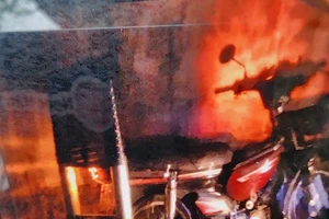 Ngôi nhà bốc cháy trong đêm khiến hai cháu bé tử vong. Ảnh: MT.