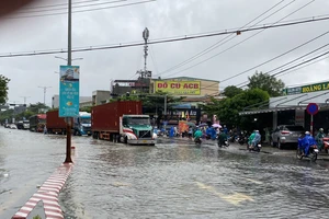 Đà Nẵng: CSGT chốt chặn ở nhiều tuyến quốc lộ bị ngập nước để điều tiết giao thông