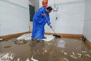 Người dân vùng "rốn lũ" Đà Nẵng khổ sở dọn nhà lần thứ hai chỉ trong ba ngày. Ảnh: MINH TRƯỜNG.