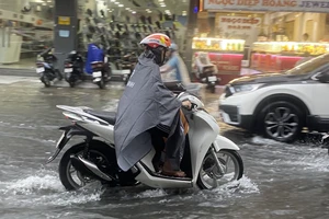Ô tô, xe máy lội nước trên đường phố Đà Nẵng. Ảnh: MINH TRƯỜNG.