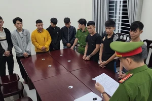 Các đối tượng gây rối trật tự công cộng được công an triệu tập làm việc. Ảnh: CA.