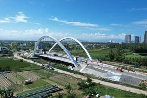 Nhiều cây cầu bắc qua sông Cổ Cò được xây dựng nhưng mặt nước vẫn chưa được khơi thông. Ảnh: MINH TRƯỜNG.