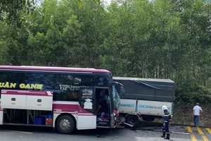 Xe khách và xe tải đấu đầu nhau trên đường tránh Nam hầm Hải Vân. Ảnh: MINH TRƯỜNG.