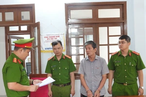 Cơ quan công an đọc lệnh bắt tạm giam đối với Đinh Ngọc Bình. Ảnh: CA.