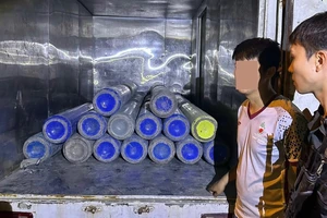 Công an phát hiện nhiều xe tải chở “khí cười” đi tiêu thụ