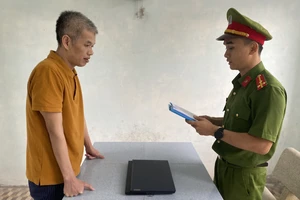 Đào Nguyên Nghị nghe đọc lệnh khởi tố với tội danh lừa đảo chiếm đoạt tài sản. Ảnh: CA.