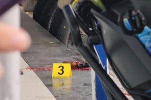 Khẩu súng các đối tượng dùng cướp ngân hàng. Ảnh: MINH TRƯỜNG.