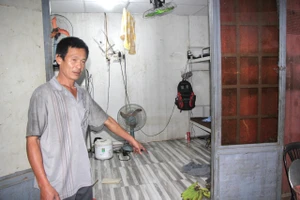 Chồng chị Thuỷ buồn bã trước sự việc vợ mình bị đánh gãy xương sườn. Ảnh: MINH TRƯỜNG.