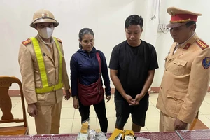 CSGT Quảng Trị phát hiện xe khách chở 2 gói ngoại tệ 