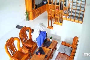 Kẻ trộm lấy chăn trùm lên đầu để 'che mắt' camera