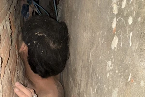 Chống trả công an rồi bỏ chạy, đối tượng ma tuý mắc kẹt trong khe tường hẹp