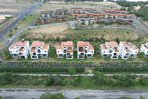 Hàng loạt dự án, resort bị 'bỏ quên' bên vịnh Lăng Cô - Vịnh đẹp thế giới