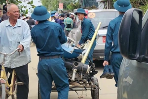 Phong toả hiện trường, Bộ đội tập kết các mảnh vỡ máy bay rơi 