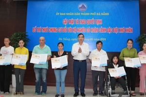 Hộ nghèo, người khuyết tật ở Đà Nẵng vui mừng nhận quyết định thuê nhà ở xã hội