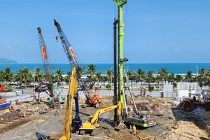 Người dân, du khách 'hết hồn' vì tiếng ồn công trình xây dựng sát bờ biển Đà Nẵng