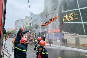 Diễn tập chữa cháy với 400 người bị nạn tại tổ hợp quán bar, khách sạn