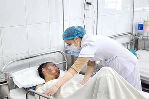 Nhiều người bị thương phải nhập viện nghi do pháo nổ