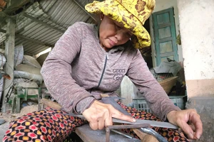 Truyền nhân làng rèn Tịnh Minh quanh năm đỏ lửa