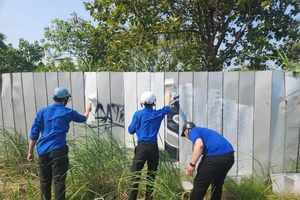 Đà Nẵng ra quân xóa quảng cáo, vẽ bậy nơi công cộng