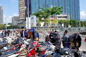 Bạn trẻ Đà Nẵng đội nắng xếp hàng dài mua vé phim Đào, Phở và piano