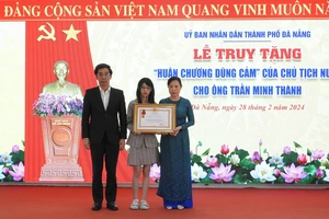 Truy tặng ‘Huân chương dũng cảm’ cho bảo vệ ngân hàng bị cướp đâm tử vong