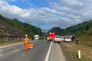 Xe tải lật trên đường La Sơn - Hoà Liên, tài xế tử vong 