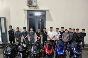 30 thanh thiếu niên cầm hung khí đuổi đánh nhau trên đường ở Đà Nẵng