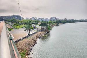 Lén đổ xà bần, đất đá để lấn sông Hàn