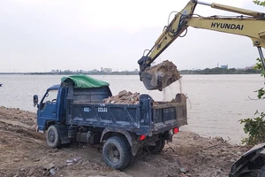 Đất đá, xà bần lấn chiếm sông Hàn: Khối lượng quá lớn, không thể dọn trong 1 ngày