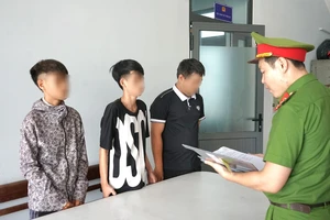 Khởi tố nhóm trộm cắp xe máy rồi tháo biển số vứt xuống sông Đà Nẵng 