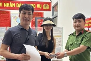 Du khách Hàn Quốc xúc động khi nhận lại tài sản để quên