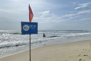 9 người bị sóng cuốn trôi khi tắm biển ở Đà Nẵng