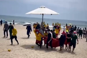 Vụ 9 người bị sóng cuốn khi tắm biển: Tìm thấy thi thể mất tích cách hiện trường gần 3km