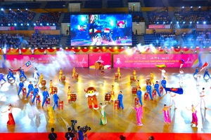 Phó Thủ tướng Trần Hồng Hà thắp đuốc khai mạc Đại hội thể thao học sinh Đông Nam Á lần thứ 13