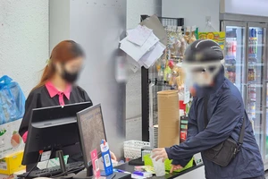 Người đàn ông nước ngoài vờ mua hàng để chiếm đoạt tài sản