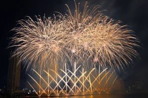 Đội Ý thăng hoa trên sông Hàn trong đêm thi pháo hoa quốc tế Đà Nẵng