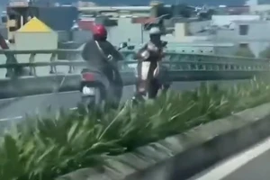 1 phụ nữ chạy xe máy ngược chiều trên cầu vượt Ngã Ba Huế gây tai nạn