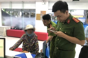 Tin kẻ giả danh công an, cụ bà mang 300 triệu ra ngân hàng chuyển khoản