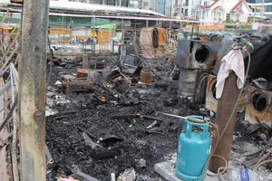 Đà Nẵng: Hàng loạt xe hàng chợ đêm An Thượng bị cháy rụi