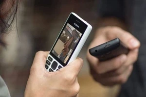 Đề xuất hỗ trợ hộ nghèo, hộ cận nghèo mua điện thoại thông minh thay 'cục gạch'