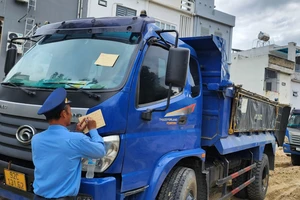 Đà Nẵng: Tài xế đóng cửa xe rời đi lúc Thanh tra giao thông đến lập biên bản