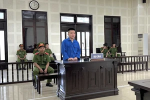 Giật túi xách xong vẫn ung dung chở hàng xóm về nhà