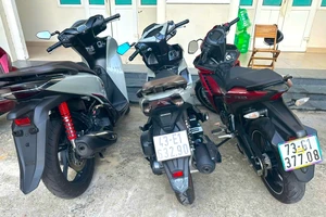 Gọi thợ sửa khóa đến mở kho xe máy của tiệm cầm đồ để trộm