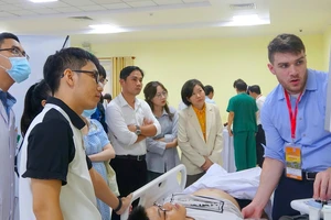Hàng trăm bác sĩ, điều dưỡng nâng cao năng lực cấp cứu tại Bệnh viện Đà Nẵng