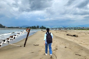 Nguyên nhân xâm thực ở cửa sông Cu Đê là gì?