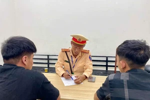 Lái ô tô bỏ chạy rồi nhảy xuống hồ trốn khi bị CSGT yêu cầu dừng xe