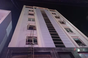 Vụ cháy toà nhà 7 tầng ở Đà Nẵng: Xe thang đưa toàn bộ người mắc kẹt ra ngoài an toàn