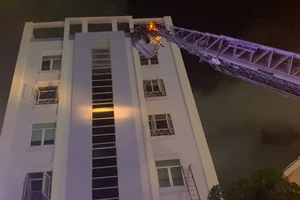 Đà Nẵng: Cháy tại toà nhà 7 tầng, nhiều người mắc kẹt