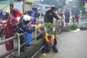 Công an, Bộ đội vào ‘rốn lũ’ giúp di dân trước dự báo mưa lớn ở Đà Nẵng